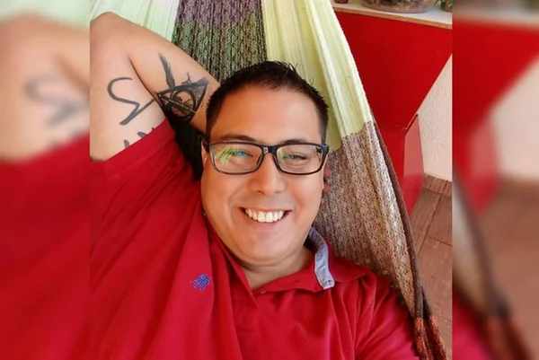 homem sorrindo