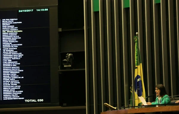 Parecer sobre denúncia contra Temer é lido em plenário da Câmara