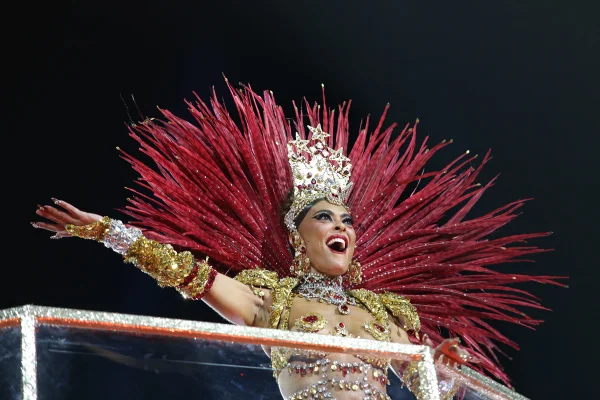 Imagem colorida de Juliana Paes desfile do Unidos do Viradouro no Carnaval 2026 - Metrópoles