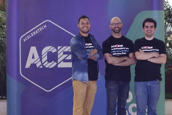 Empreendedores lotam auditório em lançamento de aceleradora de startup