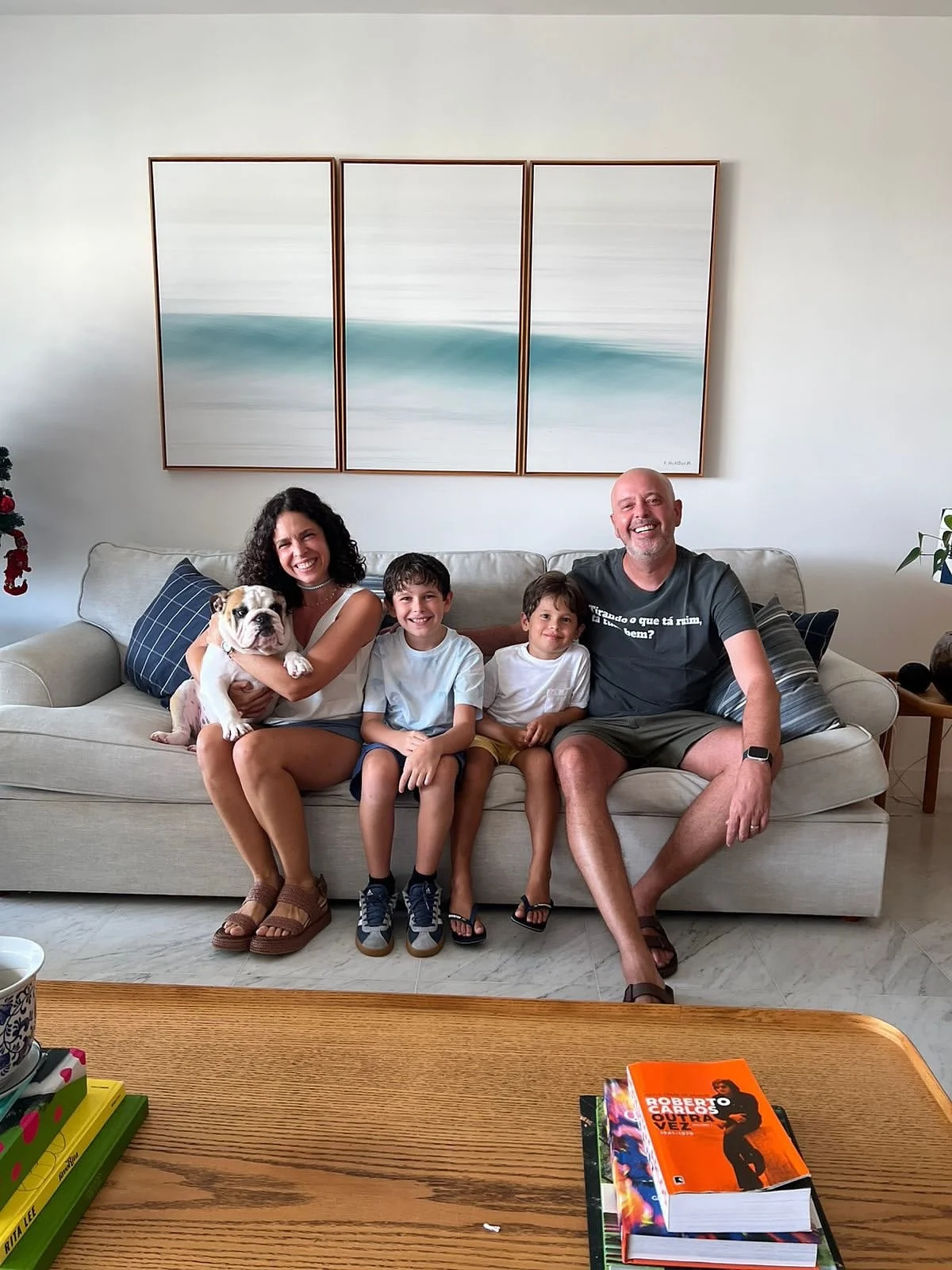 Alex Escobar ao lado da esposa Thamine Leta e dos filhos Francisco e José. Alex Escobar ao lado da esposa Thamine Leta e dos filhos Francisco e José.