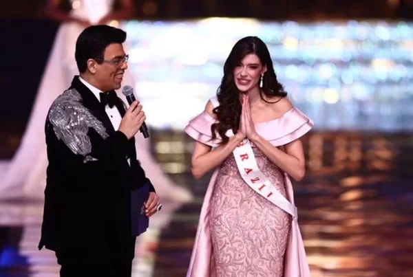 Na imagem colorida, uma mulher com vestido rosa participa de evento do Miss Mundo 2024 - Metrópoles