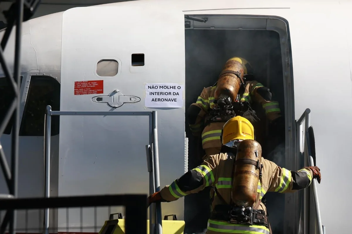Fumaça e helicóptero: simulado de queda de avião testa segurança do DF - imagem 15 Fumaça e helicóptero: simulado de queda de avião testa segurança do DF - imagem 15