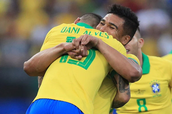 Casemiro defende Daniel Alves na Seleção: “Não veio aqui a passeio”