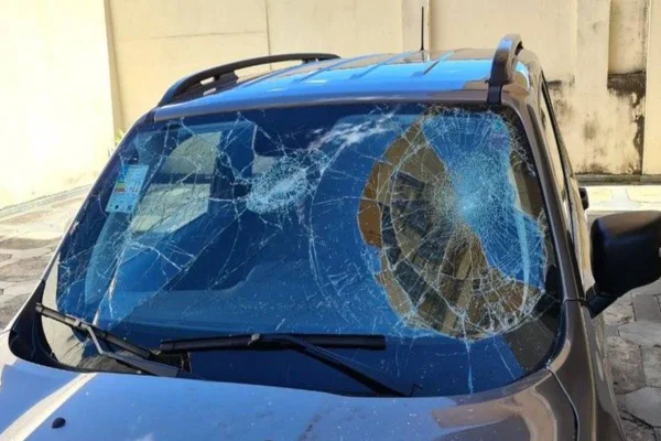 Ex-diretor do Cruzeiro é agredido e tem carro apedrejado em BH