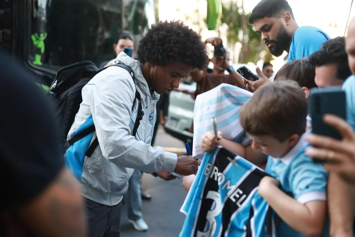 Willian autografa camisa de torcedor do Grêmio em Brasília Willian autografa camisa de torcedor do Grêmio em Brasília