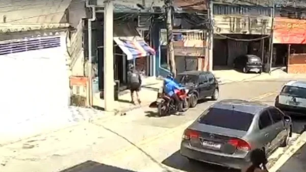 Câmera de segurança captou momento em que suspeitos entraram em barbearia para matar cabeleireiro.