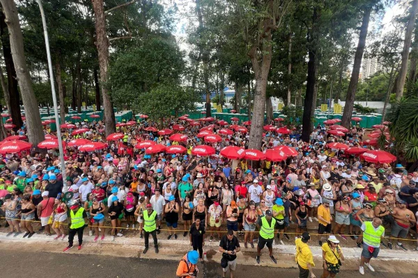 Bloco Investe ni Mim incendeia Ibirapuera com o samba de Jorge Aragão
