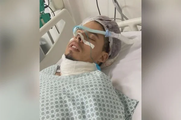 Imagem colorida mostra homem internado em UTI após cirurgia para remover dente do siso - Metrópoles