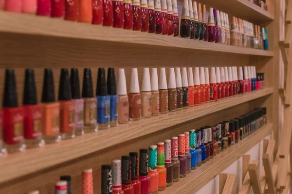 Esmalteria no DF tem 30 vagas de emprego para profissionais de beleza