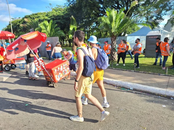 Dois homens caminham sem camisa em avenida - Metrópoles