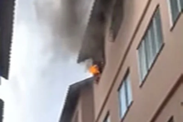 Imagem colorida, incêndio destrói apartamento- Metrópoles