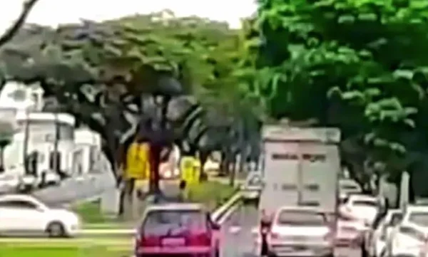 Imagem colorida de mulher em patinete elétrico sendo atropelada por carro em Maringá (PR) - Metrópoles