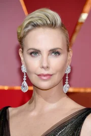 Charlize Theron  foi ao Oscar  2017 com o picumã sem nenhum fio fora do lugar