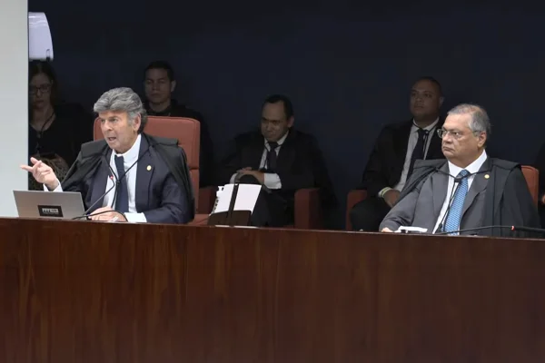 Ministros Luiz Fux e Flavio Dino - Voto de Moraes marca a retomada do julgamento de Bolsonaro no STF - Metrópoles