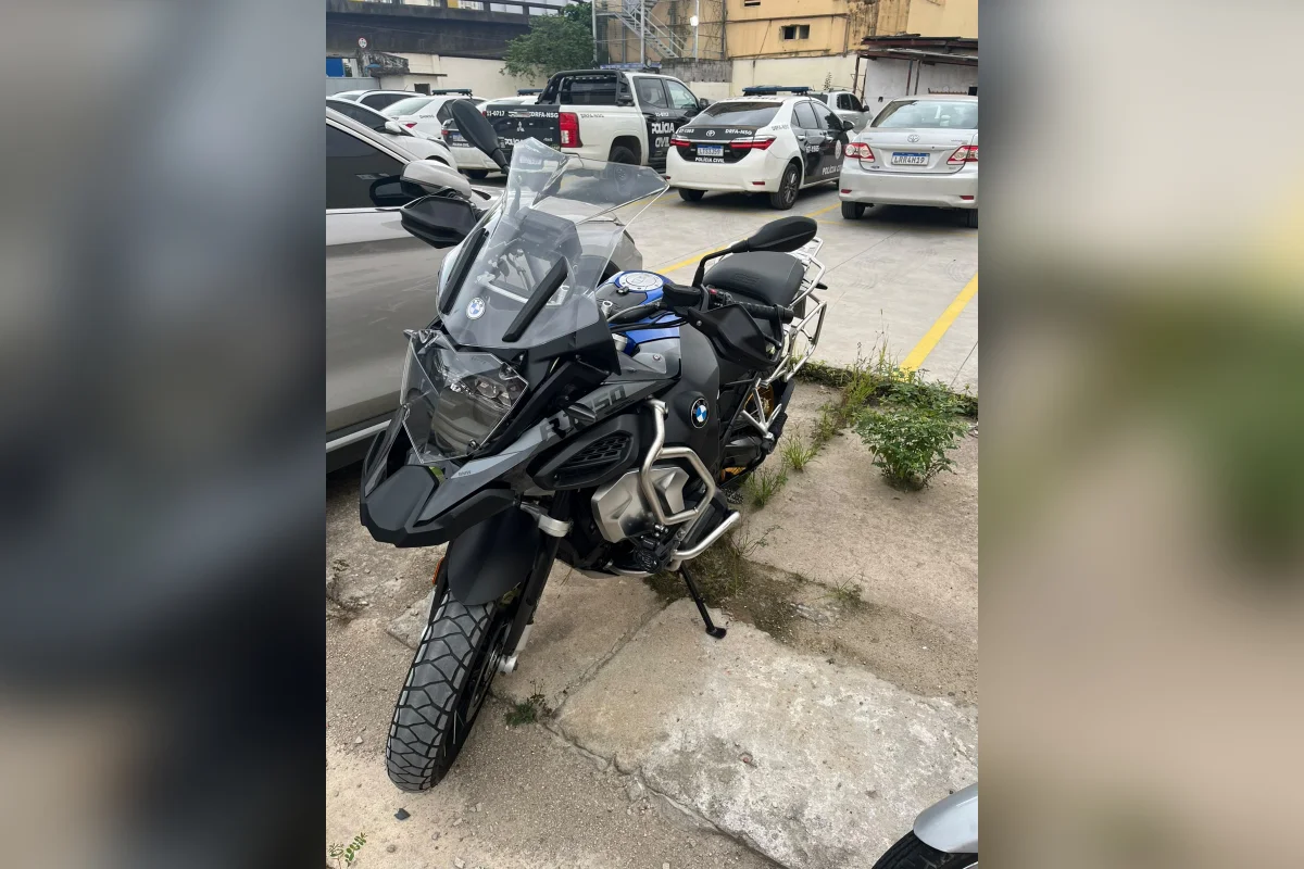 Motocicleta da BMW encontrada pela PCERJ Motocicleta da BMW encontrada pela PCERJ