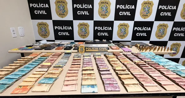 Polícia acha montanha de dinheiro e flagra homem escondido em armário