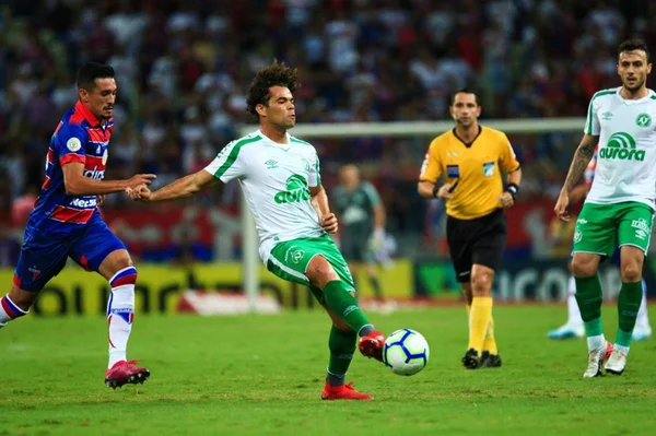 Com 2 gols de Wellington Paulista, Fortaleza bate a Chapecoense
