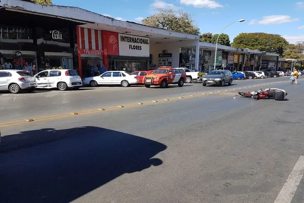 Jovem de 22 anos fica ferido em colisão entre carro e moto na Asa Sul