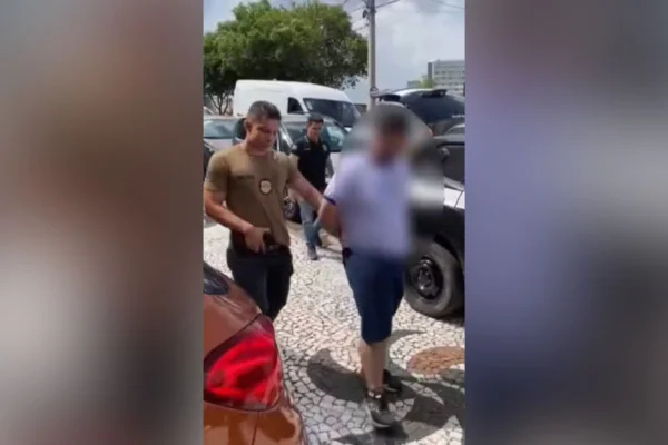 Imagem colorida mostra professor acusado de abuso sexual contra menores sendo preso em Jundiaí - Metrópoles