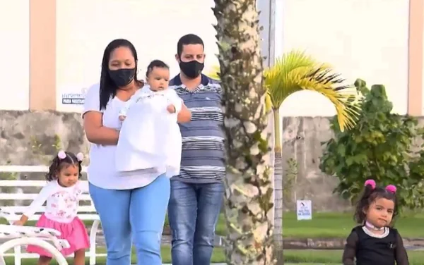 Separadas na maternidade, gêmeas se reencontram ao serem adotadas por casal