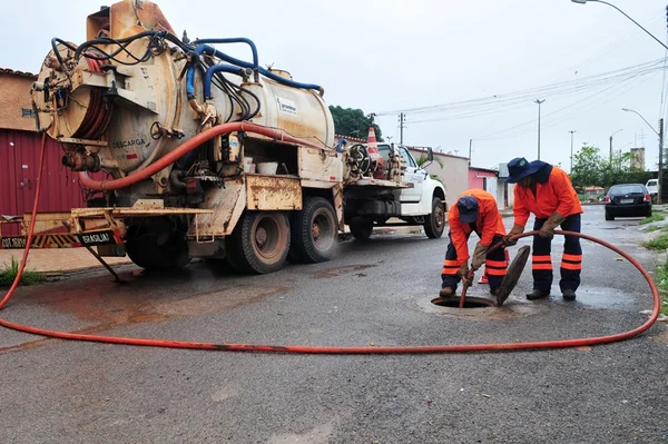 Servidores da Novacap limpam bueiros em Ceilândia