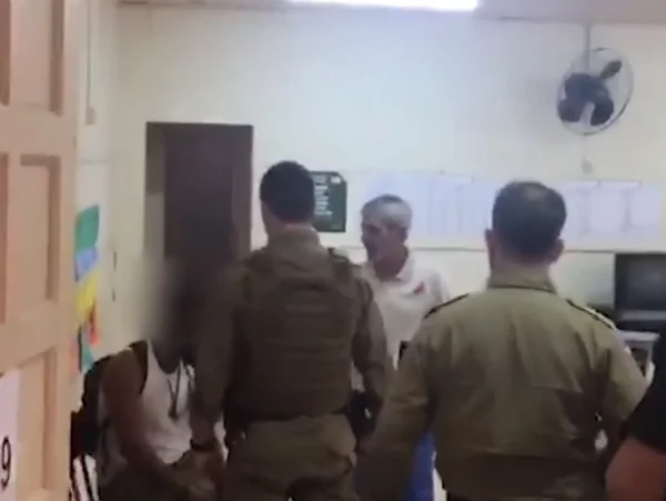 Homem quebra urna a marretadas em Santa Catarina
