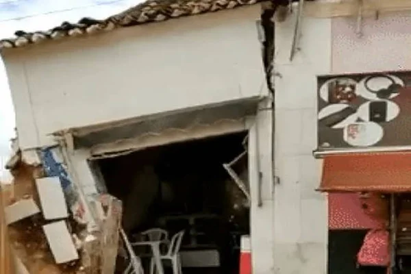 Prédio de lanchonete desaba no Piauí. Veja o exato momento