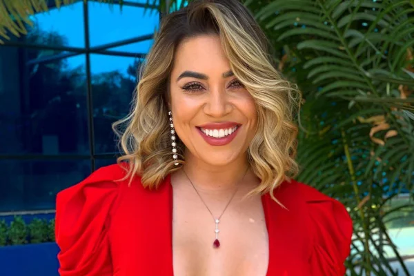 Naiara Azevedo exibe barriga trincada após “comer como capivara raivosa”