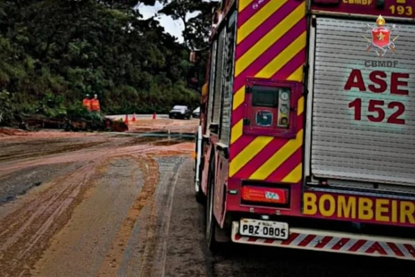 Deslizamento de terra invade pista e interdita trecho da BR-080
