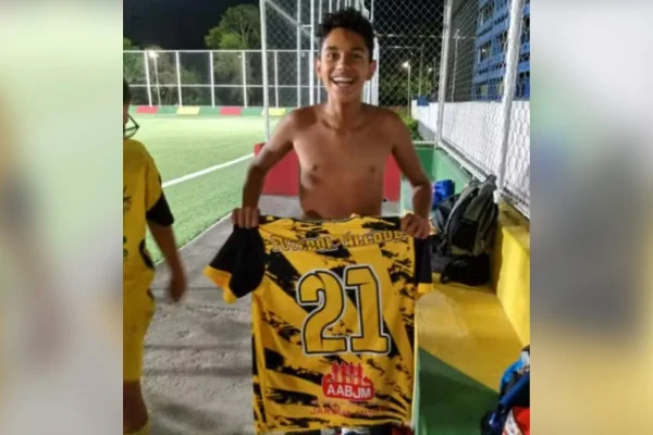 foto colorida de menino de 13 anos que morreu após ser arrastado por enxurrada em Embu das Artes, durante forte chuva que atingiu a cidade - Metrópoles