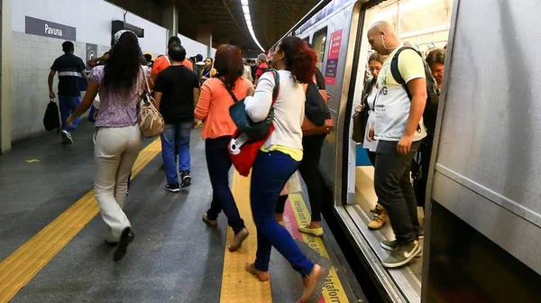 Pane no metrô causa tumulto entre passageiros em Águas Claras