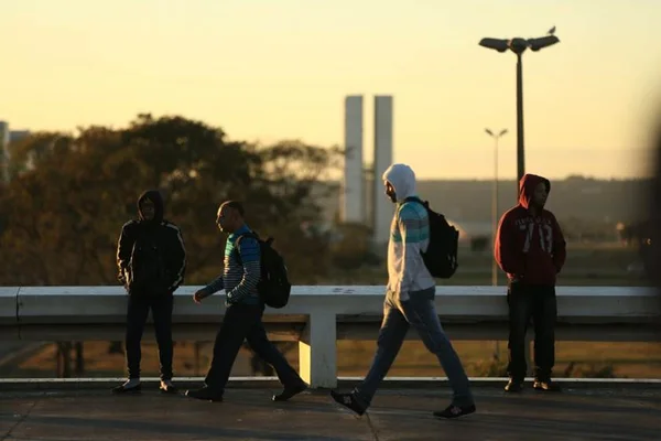Termômetros a 9º C. Forte massa de ar polar trará mais frio ao DF