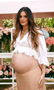 Camila Queiroz encanta ao mostrar a barriga no oitavo mês da gravidez Camila Queiroz encanta ao mostrar a barriga no oitavo mês da gravidez