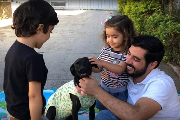 Família adota cachorro na quarentena