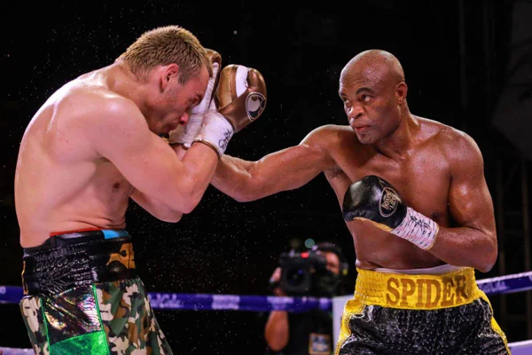 Anderson Silva vence mexicano em luta de boxe