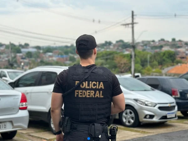 Foto colorida da PF em operação para prender servidor de universidade em Manaus
