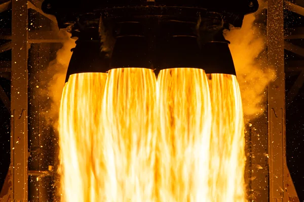 Foto colorida foca nas chamas da turbina da Nave Starship Space X Elon Musk 3