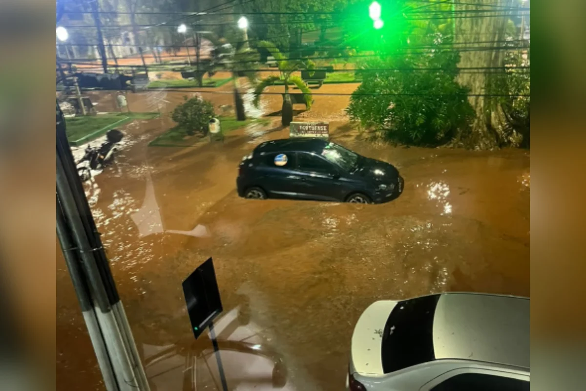 Chuva forte e granizo alagam ruas, assustam moradores e afetam aulas em MG