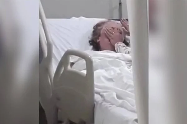 Foto colorida do momento em que filha tenta matar a própria mãe no Maranhão - Metrópoles