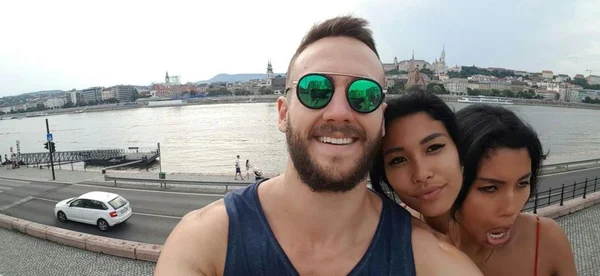 Mulher espirra durante selfie e se transforma em algo assustador - destaque galeria Mulher espirra durante selfie e se transforma em algo assustador - destaque galeria