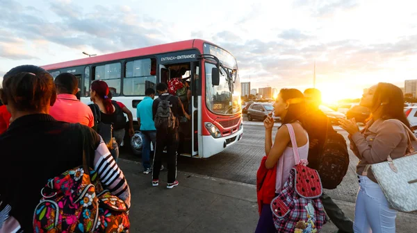 Falhas em ônibus da Marechal lotam paradas no P Sul nesta 2ª feira