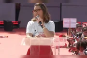 Primeira-dama Janja Lula discursando no primeiro ato de campanha do presidente Luiz Inácio Lula da Silva