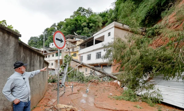 Lula em visita a cidades atingidas por enchentes em MG