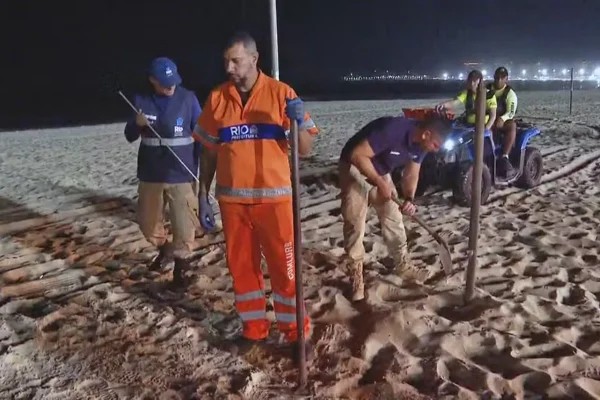 Fiscais realizam a Operação Tatuí na praia de Copacabana - Metrópoles