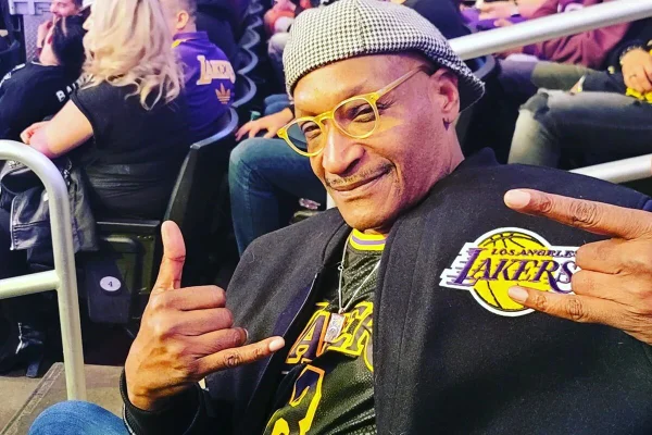 Tony Todd posa de boina e óculos no estádio - Metrópoles