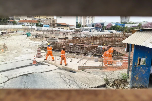 Imagem mostra obras do metrô em São Paulo - Metrópoles