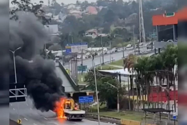 Caminhão pega fogo na Raposo Tavares e causa 5 km de congestionamento