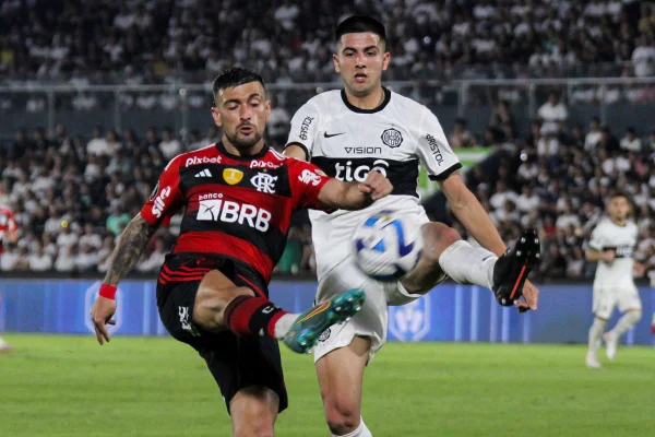 Arrasceta do Flamengo divide a bola com defensor do Olimpia - Metrópoles