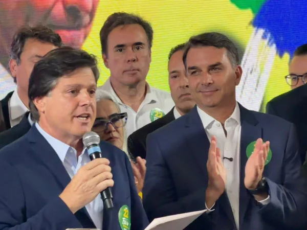 Baleia Rossi, presidente do MDB, e Flávio Bolsonaro